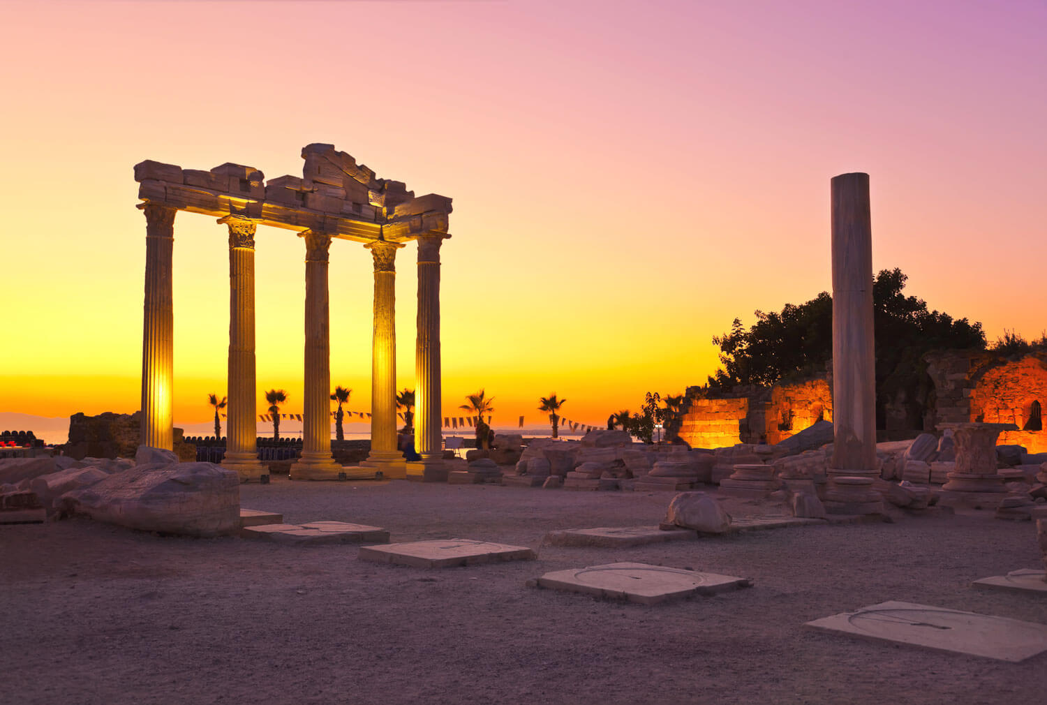 Tuerkei Urlaub-Antike Ruinen am Strand bei Sonnenuntergang