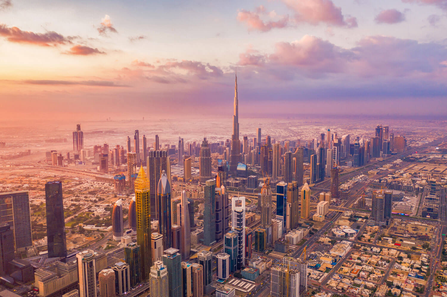 Dubai von oben beim Sonnenuntergang in lila tönen