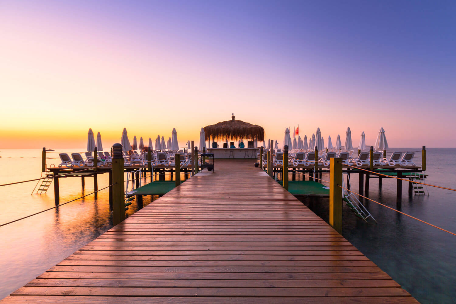 Tuerkei Urlaub-Hoelzernes Pier im Meer bei Sonnenuntergang